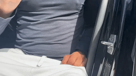 Aucun outil, aucune modification : elle se glisse simplement dans le loquet en U de votre voiture.